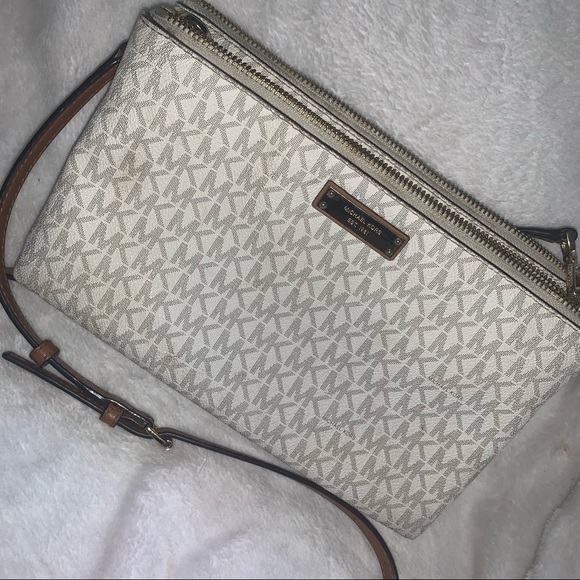 Michael Kors crossover purse - Picture 2 of 4